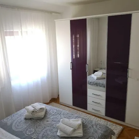 Apollon Apartman Ploče